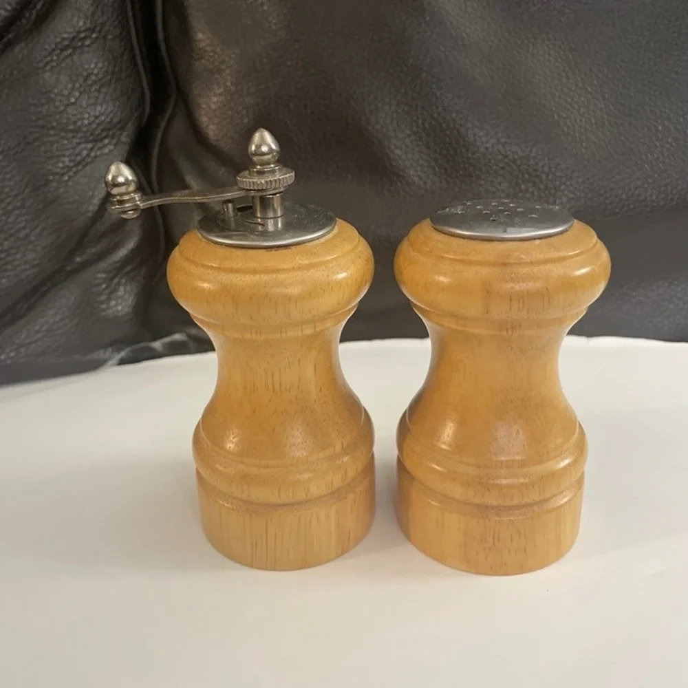 Wooden Salt Pepper Shaker